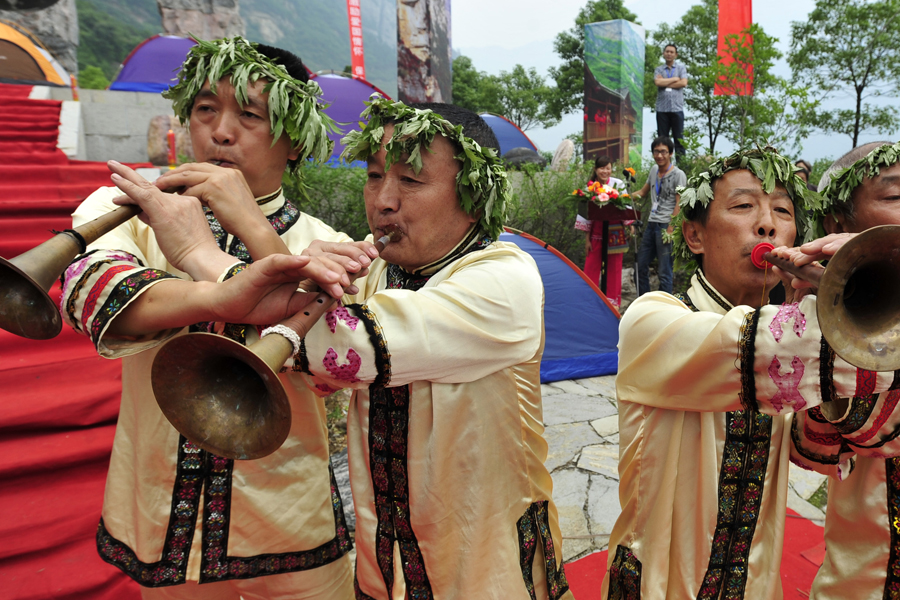 People from Qu Yuan's hometown, Zigui County, Hubei Province, are making performances to celebrate Dragon Boat Festival.Chinese traditional Dragon Boat Festival, or Duanwu Festival, falls on June 6 this year, which is held to pay homage to Qu Yuan who drowned himself to protest his fatuous king.