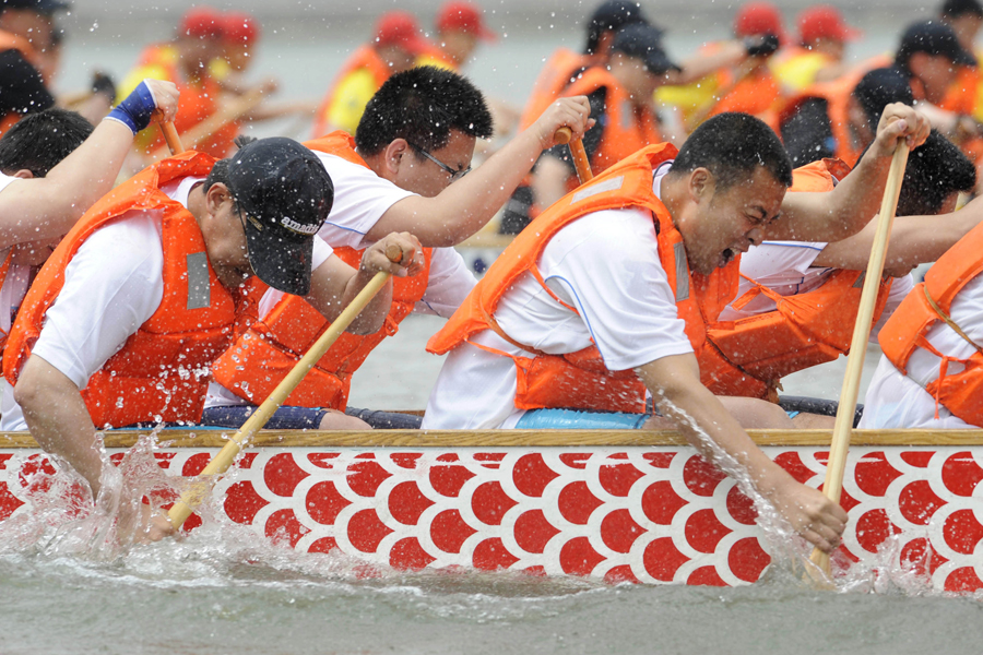 Players participate in a 500-meter dragon boat race in Shenshuiwan park in Shenyang, Liaoning province, on Friday. The two-day dragon boat race attracted 34 teams and about 1,000 athletes. [Photo/Xinhua]