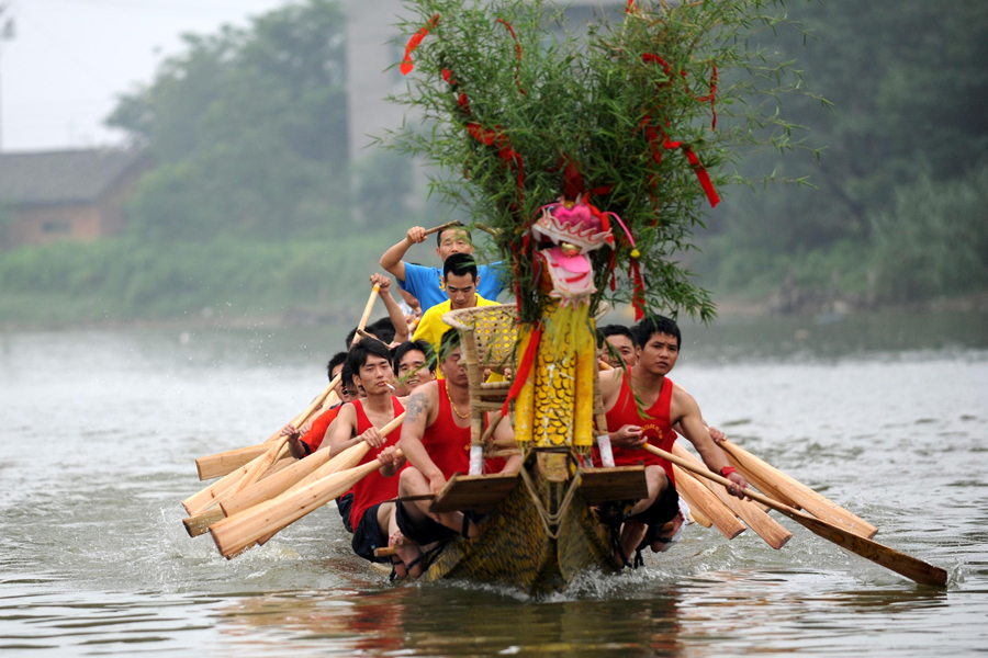 To celebrate Dragon Boat Festival, players participate in a dragon boat race in Nanchang County, Jiangxi Province, which attracted thousands of audiences. 