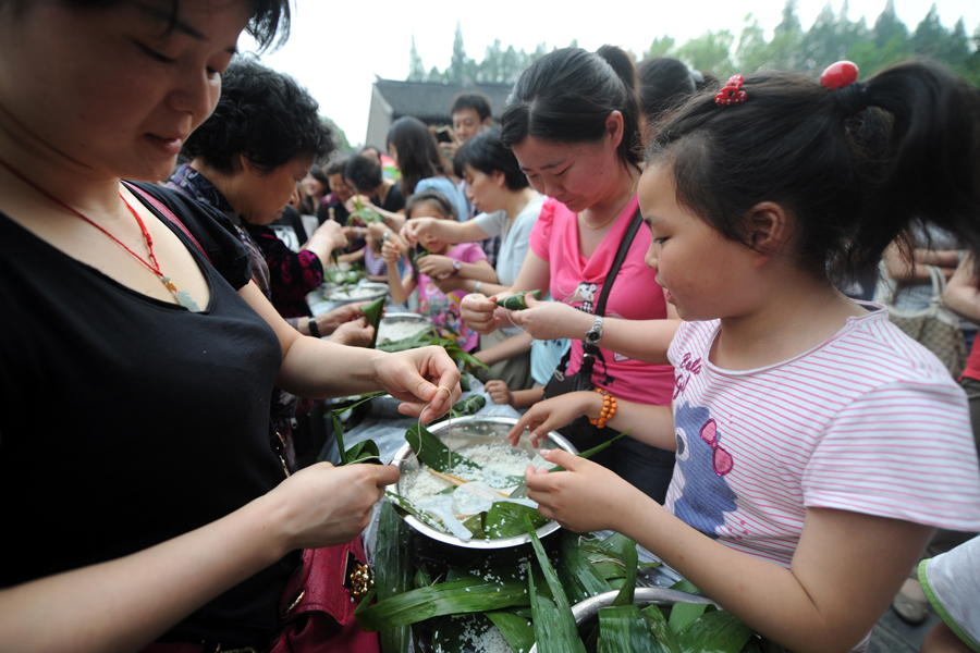 Eating Zongzi is a must during the Dragon Boat Festival. People and children are making Zongzi by themselves. Chinese traditional Dragon Boat Festival, or Duanwu Festival, falls on June 6 this year, which is held to pay homage to Qu Yuan who drowned himself to protest his fatuous king.