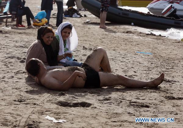 People enjoy themselves on the beach at Anzali port in northern Iran, June 5, 2011. At least 13 people were drowned in the Caspian sea during a three day national holiday in Iran, acording to the local media. [Xinhua/Ahmad Halabisaz] 