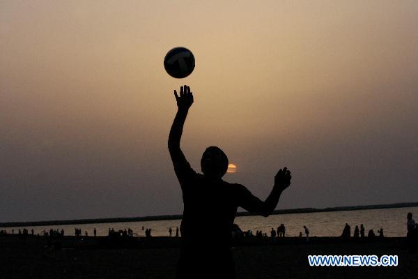 People play Volleyball on the beach at Anzali port in northern Iran, June 5, 2011. At least 13 people were drowned in the Caspian sea during a three day national holiday in Iran, acording to the local media. [Xinhua/Ahmad Halabisaz] 