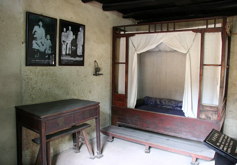 Located on the west of Xiangtan City, Shangshan is great leader Mao Zedong's hometown. Shaoshan is surrounded by green peaks and ridges with verdant pine and cypress.The former residence of Mao Zedong is the national key cultural relic preservation site, and as the national key scenic area, Shaoshan is also the No.1 project in the National Patriotic Education Base construction. [ycx/bbs.fengniao]
