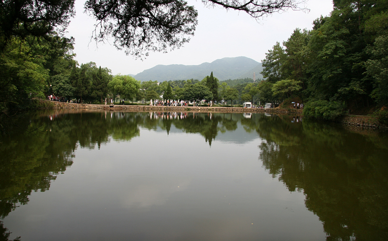 Located on the west of Xiangtan City, Shangshan is great leader Mao Zedong's hometown. Shaoshan is surrounded by green peaks and ridges with verdant pine and cypress.The former residence of Mao Zedong is the national key cultural relic preservation site, and as the national key scenic area, Shaoshan is also the No.1 project in the National Patriotic Education Base construction. [ycx/bbs.fengniao]