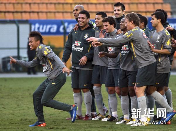 Brazilian soccer players pose for a photograph after their training session in Sao Paulo June 6, 2011. Brazil will face Romania on Tuesday in Sao Paulo in a friendly soccer match that also will be the official farewell game for the former World Player of the Year Ronaldo. (Xinhua/Reuters Photo) 