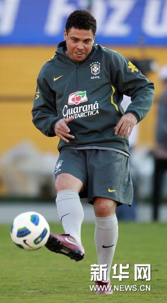 Brazilian soccer player Ronaldo controls the ball during a training session in Sao Paulo June 6, 2011. Brazil will face Romania on Tuesday in Sao Paulo in a friendly soccer match that also will be the official farewell game for the former World Player of the Year Ronaldo. (Xinhua/Reuters Photo) 