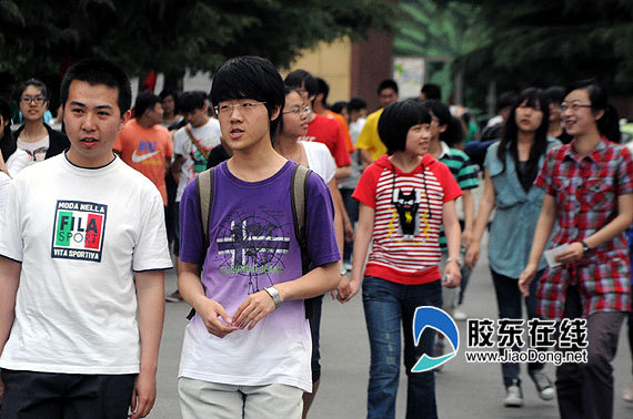 Examinees enter the examination site in a high school in Yantai, Shandong Province on July 7, 2011. About 9.33 million students have registered to take the annual national college entrance exams, or gaokao, on June 7 and 8 this year. 