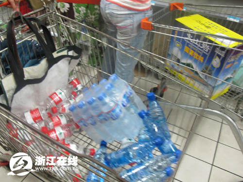 People rush to buy mineral water in Hangzhou, Zhejiang Province, on July 6 after a chemical spillage threatened the city's water supply.