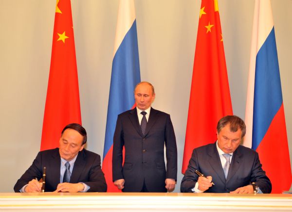 Chinese Vice Premier Wang Qishan (L) and Russian Deputy Prime Minister Igor Sechin (R) sign the memorandum after the seventh round of the Sino-Russian energy negotiators' meeting in Moscow, Russia, on May 31, 2011. (Xinhua/Liu Lihang) (zcc) 