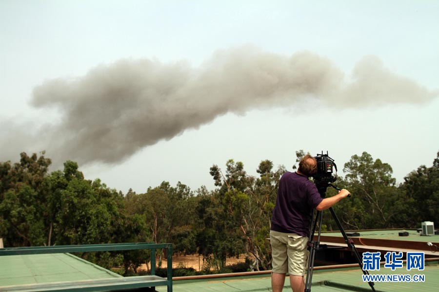 Huge explosions have rocked the Libyan capital, Tripoli, during a series of air strikes by low-flying Nato jets on June 7, 2011. Low-flying Nato planes pounded Tripoli in a series of 26 strikes that shook the Libyan capital in rare daytime raids designed to step up pressure on Muammar Gaddafi to leave power. [Photo/Xinhua]