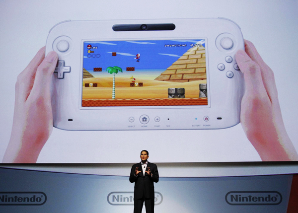 Reggie Fils-Aim, president of Nintendo of America, presents the new Wii U controller at a media briefing during the Electronic Entertainment Expo, or E3, in Los Angeles June 7, 2011.[Photo/Agencies]