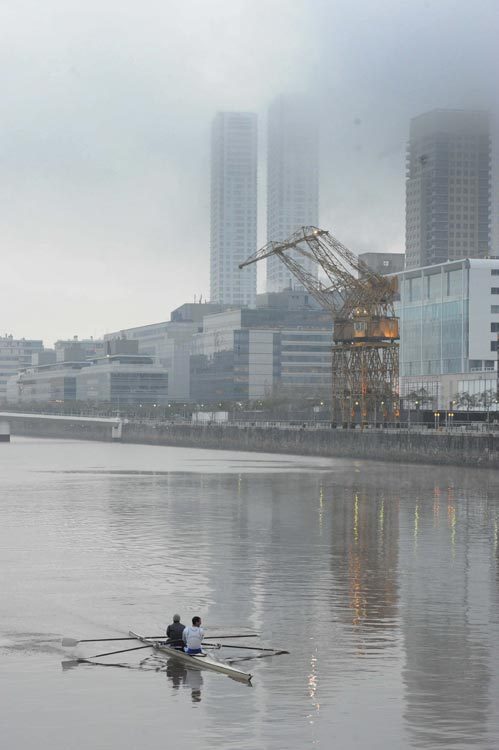 The volcanic ash clouds hover over Buenos Aires, Argentina, June 7, 2011. Ash produced by eruption of the Chilean Puyehue volcano have caused the cancellation of many flights in Buenos Aires, as the ash clouds were spreading over the city. [Xinhua]