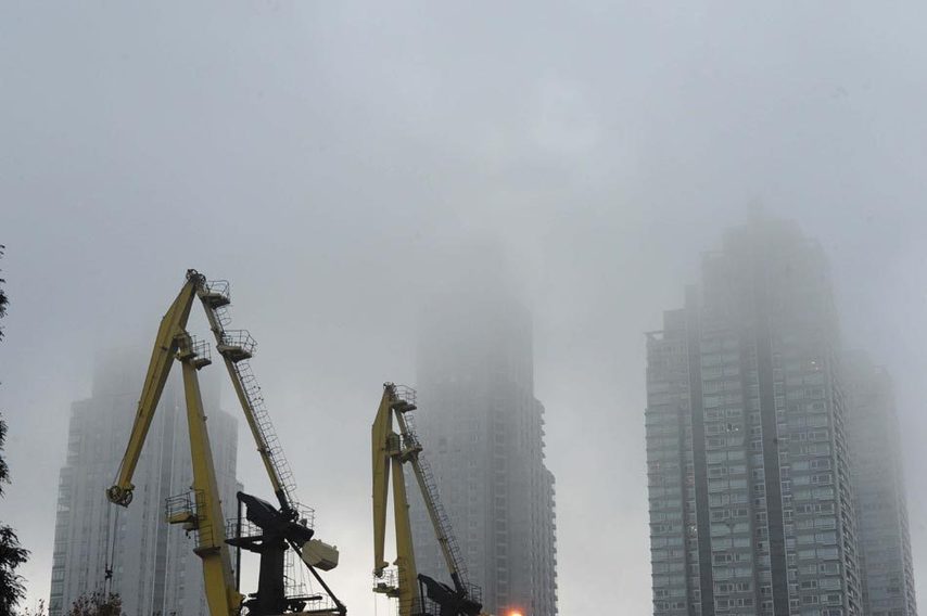 The volcanic ash clouds hover over Buenos Aires, Argentina, June 7, 2011. Ash produced by eruption of the Chilean Puyehue volcano have caused the cancellation of many flights in Buenos Aires, as the ash clouds were spreading over the city. [Xinhua]