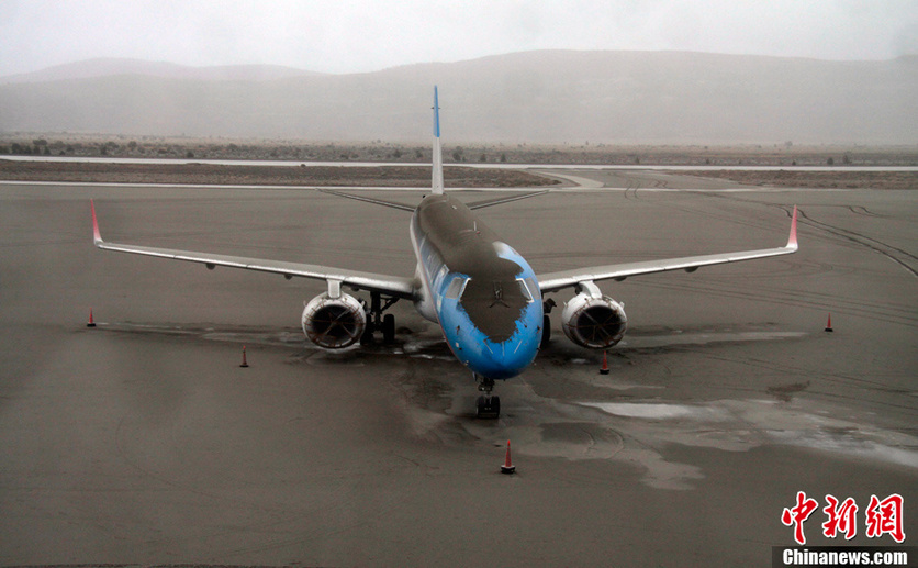 An aircraft belonging to Austral with ash on it from Chile&apos;s Puyehue-Cordon Caulle volcano chain remains stranded on the tarmac of the sky resort San Carlos de Bariloche in Argentina&apos;s Patagonia June 6, 2011. [Chinanews.com.cn]