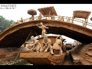 Photo shows the view in a clay sculpture park built to simulate the scene in a renowned Chinese scroll painting 'Riverside Scene on the Qingming Festival' in Changzhuang Township, Tangshan City of north China's Hebei Province, June 3, 2011. The park, with hundreds of handmade sculptures, was officially open to the public on Friday. [佛跳墙/bbs.cacbo] 