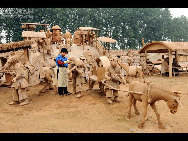 Photo shows the view in a clay sculpture park built to simulate the scene in a renowned Chinese scroll painting 'Riverside Scene on the Qingming Festival' in Changzhuang Township, Tangshan City of north China's Hebei Province, June 3, 2011. The park, with hundreds of handmade sculptures, was officially open to the public on Friday. [佛跳墙/bbs.cacbo] 