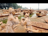 Photo shows the view in a clay sculpture park built to simulate the scene in a renowned Chinese scroll painting 'Riverside Scene on the Qingming Festival' in Changzhuang Township, Tangshan City of north China's Hebei Province, June 3, 2011. The park, with hundreds of handmade sculptures, was officially open to the public on Friday. [佛跳墙/bbs.cacbo] 