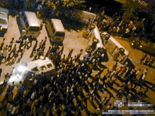 A wage dispute in southern Guangdong Province turned violent as hundreds of migrant workers allegedly clashed with riot police, smashed cars and indiscriminately attacked passersby.