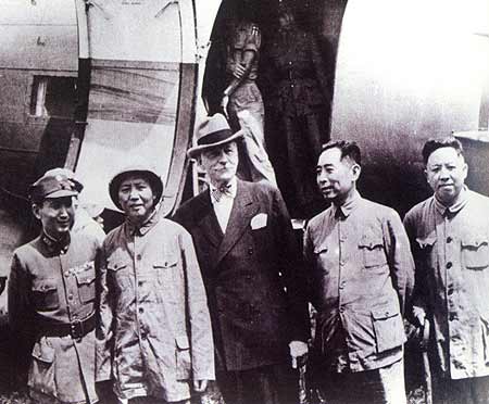 In order to safeguard peace and democracy, Mao Zedong went on August 28, 1945, to Chongqing with Zhou Enlai and Wang Ruofei to negotiate with the Kuomintang government. Shown here are representatives of the Communist Party with Zhang Zhizhong, representative of the Kuomintang government, and Patrick Hurley, US ambassador to China, at the Yan'an Airport.