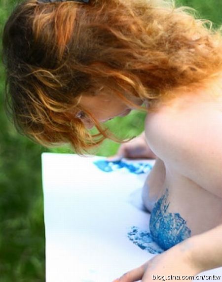 Russian artist Viktoria has developed a new technique to painting that could theoretically titillate those who criticize her country&apos;s contemporary arts scene as stagnant: she is opting to use her breasts in lieu of brushes in her latest work. [Photo/msn.huanqiu.com]