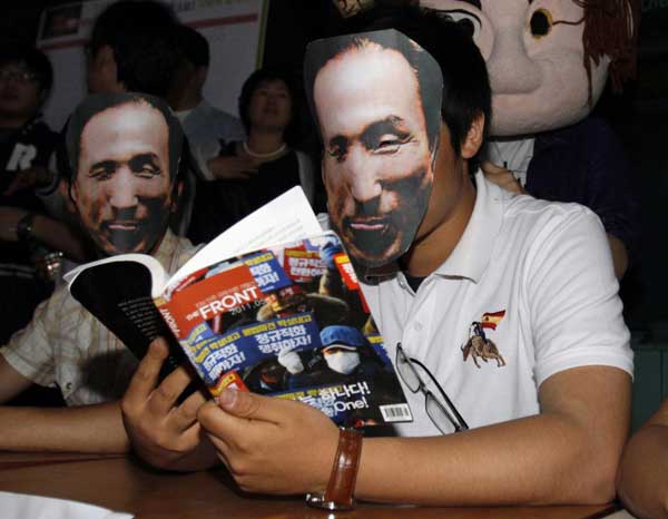 University students wearing masks of South Korean President Lee Myung-bak act out a skit during a rally demanding tuition fees cuts on a street in central Seoul June 7, 2011. Hundreds of university students and supporting citizens continued to stage a rally demanding that South Korean President Lee fulfil his presidential election pledge to cut tuition fees by half, and provide solutions for youth unemployment. [China Daily/Agencies]