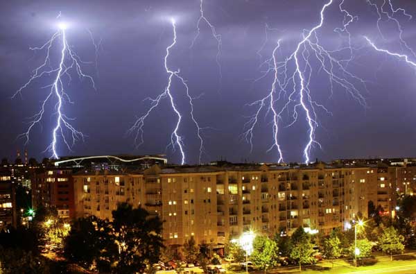 Lightning strikes over buildings during a thunderstorm in Belgrade, Serbia June 8, 2011.[China Daily/Agencies]