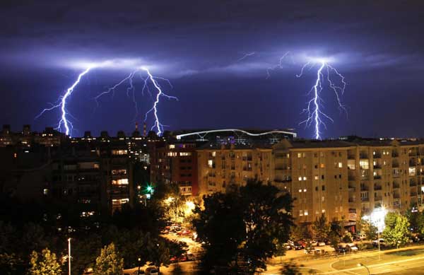 Lightning strikes over buildings during a thunderstorm in Belgrade, Serbia June 8, 2011.[China Daily/Agencies]