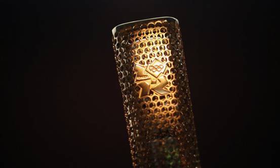 Prototype of London 2012 Olympic Torch was unveiled on Wednesday. The 8,000 perforated circles in the design represent the 8,000 people who will carry the Olympic torch. [Source: Sina.com]