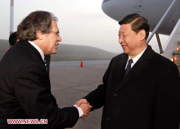 Chinese Vice President Xi Jinping (R) shakes hands with Uruguayan Foreign Minister Luis Almagro in Montevideo, capital of Uruguay, June 8, 2011. [Xinhua]