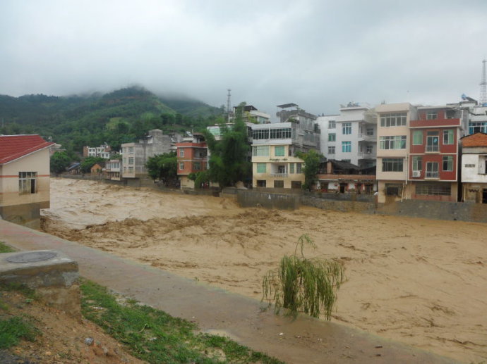Flood waters sweeps Wangmo County, southwest China's Guizhou Province on June 6, 2011. Floods triggered by torrential rain in southern and central China have killed 52 people and forced more than 100,000 to flee their homes, Xinhua reported. Wangmo county of Guizhou Province recorded 122.5 millimetres (4.8 inches) of rainfall in one hour, the most in 200 years.[blog.sina.com.cn]