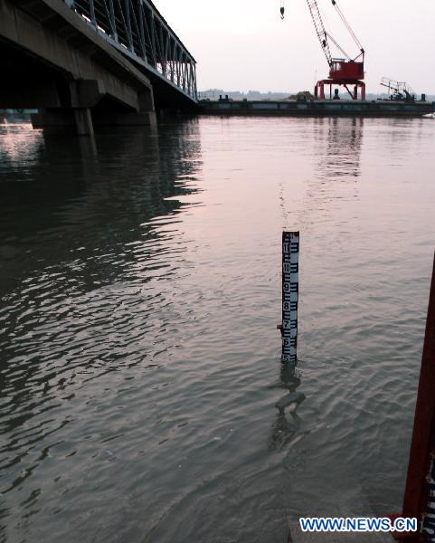 Photo taken on June 8, 2011 shows a hydrological ruler of the Yangtze River in Jiujiang, east China&apos;s Jiangxi Province. According to figures released by the Yangtze River Water Conservancy Commission, water level of the Jiujiang section of the Yangtze River rose to 11.54 meters at 5 p.m. on Wednesday, the highest one in recent seven months. [Xinhua]