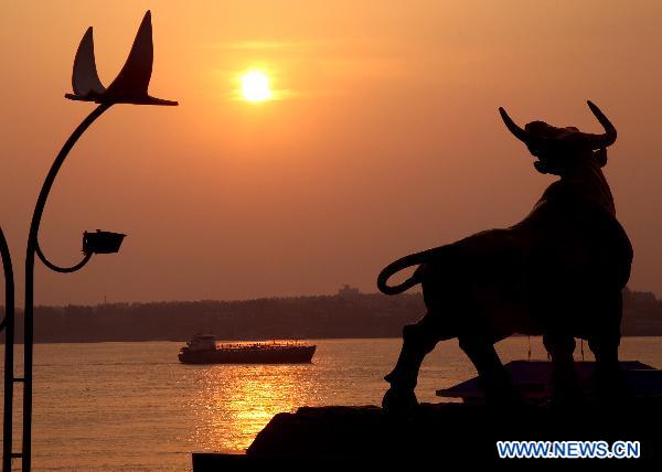 Photo taken on June 8, 2011 shows a cargo vessel sailing in Jiujiang section of the Yangtze River, east China&apos;s Jiangxi Province. According to figures released by the Yangtze River Water Conservancy Commission, water level of the Jiujiang section of the Yangtze River rose to 11.54 meters at 5 p.m. on Wednesday, the highest one in recent seven months.