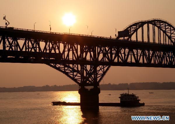 Photo taken on June 8, 2011 shows a cargo vessel sailing in Jiujiang section of the Yangtze River, east China&apos;s Jiangxi Province. According to figures released by the Yangtze River Water Conservancy Commission, water level of the Jiujiang section of the Yangtze River rose to 11.54 meters at 5 p.m. on Wednesday, the highest one in recent seven months. 
