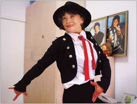 Encouraged by Michael Jackson's dancing, granny Bai Shuyi started a new life and became one of the best Jackson imitators in the country.