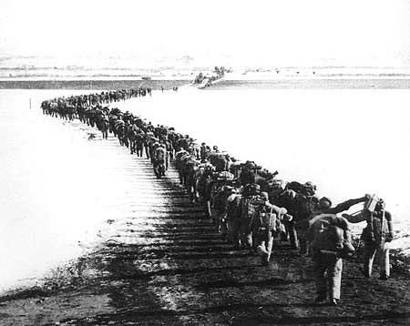 On October 19, 1950, the Chinese People’s Volunteers entered the Democratic People’s Republic of Korea, starting the great War of Resisting U.S. Aggression and Aiding Korea. Shown here are the valiant, courageous Volunteers crossing the Yalu River in winter 1950. 
