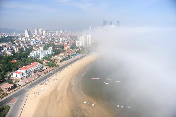 Photo taken on June 9, 2011 shows the city beach hovered by silk-like advection fog in Yantai, east China&apos;s Shandong Province. [Xinhua]