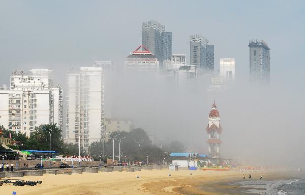 Photo taken on June 9, 2011 shows the city beach hovered by silk-like advection fog in Yantai, east China&apos;s Shandong Province. [Xinhua]