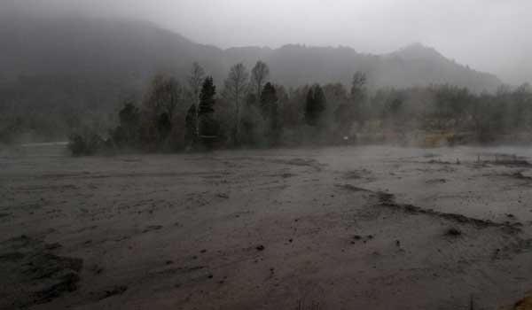 Steam rises from the Nilhue River, fed by unusually warm water from the hot flanks of an erupting volcano from the Puyehue-Cordon Caulle volcanic chain, near Lago Ranco town June 9, 2011.[China Daily/Agencies]