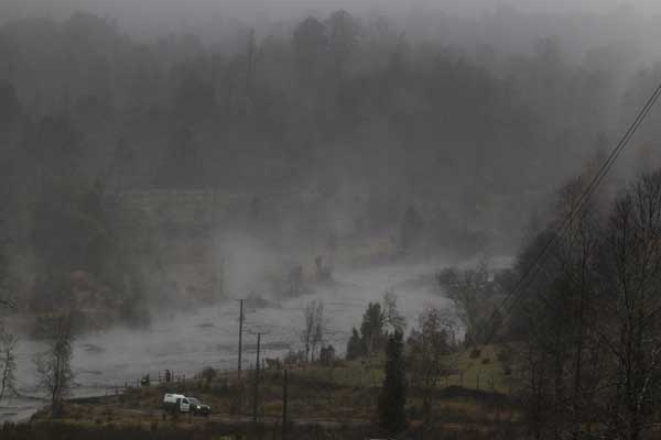 Steam rises from the Nilhue River, fed by unusually warm water from the hot flanks of an erupting volcano from the Puyehue-Cordon Caulle volcanic chain, near Lago Ranco town June 9, 2011. [China Daily/Agencies]