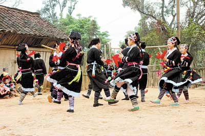 The bronze drum dance of the Yao ethnic group.[Photo/China Daily] 