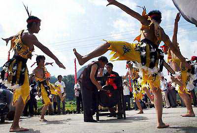 The bronze drum dance of the Sui ethnic group.[Photo/China Daily] 