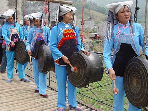 The bronze drum dance of the Zhuang ethnic group.[Photo/China Daily] 