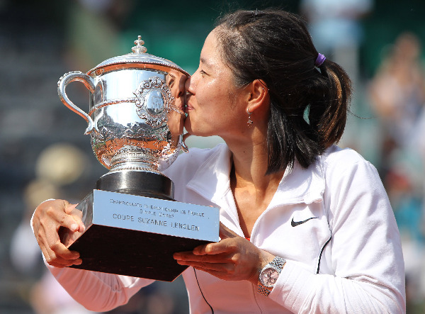 History-making tennis legend Li Na notched the first-ever grand slam women's singles title for China and Asia, beating defending champion Francesca Schiavone of Italy 6-4, 7-6(7/0) in the French Open final on Saturday. [Xinhua]