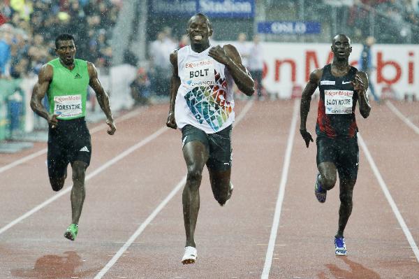 Jamaica's Usain Bolt competes in the men's 200 metre event with his compatriot Mario Forsythe (L) and Norway's Jaysuma Saidy Ndure (R) at the Diamond League's Bislett Games in Oslo June 9, 2011. Bolt won the event. (Xinhua/Reuters) 