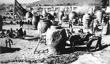 After the Beidaihe Meeting, 90 million people in the country got involved in 'backyard' steelmaking, resulting in tremendous waste of manpower and resources. Small blast furnaces such as those shown here could be seen every-where in the country. 