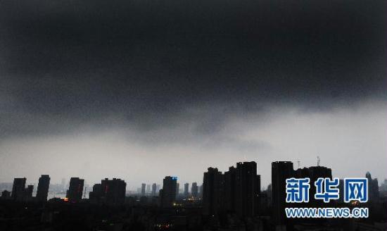 China's top meteorological authority has warned that rainstorms will hit regions along the middle and lower reaches of the Yangtze River, an area that has been plagued in recent times by a severe drought.