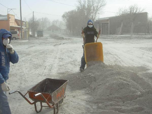 Workers clean up volcanic ash in Bariloche, Argentina, June 8, 2011. Chile's Puyehue volcano on June 4 erupted for the first time in half a century, spewing large quantities of ash on the Argentine city of Bariloche. [Xinhua] 