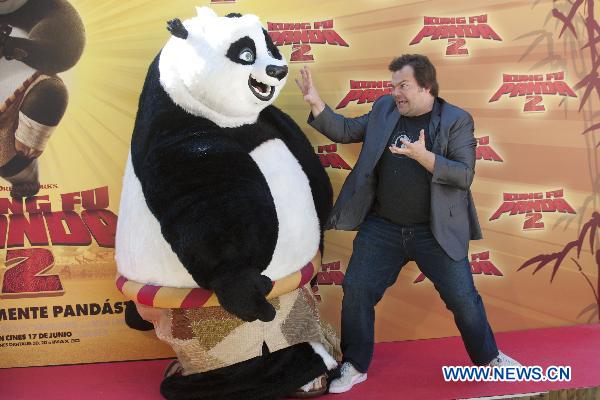 US actor Jack Black poses with 'Po', the character he voices in 'Kung Fu Panda 2', during the promotion of the movie at Madrid's Zoo in Madrid, capital of Spain, June 10, 2011. (Xinhua/Eduardo Dieguez) 
