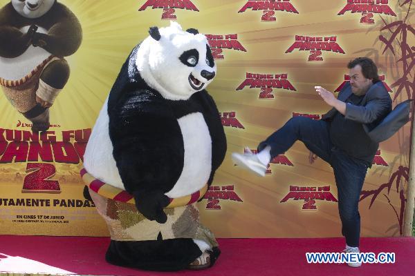 US actor Jack Black performs a kick as he poses with 'Po', the character he voices in 'Kung Fu Panda 2', during the promotion of the movie at Madrid's Zoo in Madrid, capital of Spain, June 10, 2011. (Xinhua/Eduardo Dieguez) 