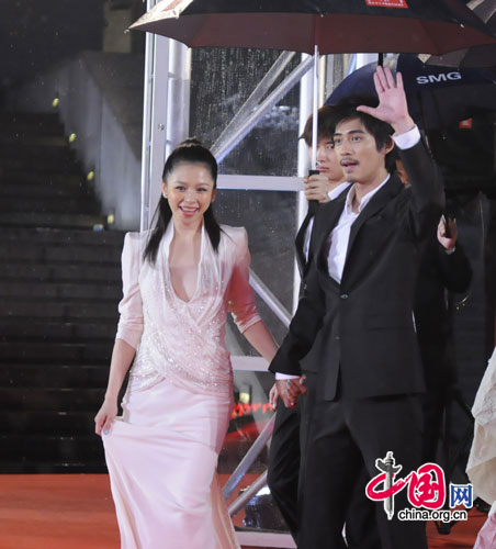 Taiwan actress Vivian Hsu (L) and actor Vic Zhou walk the red carpet at the opening ceremony of the 14th Shanghai International Film Festival at Shanghai Grand Theater on rainy Saturday. [Pang Li/China.org.cn]